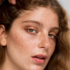 Fades-skin-Dark-Spots-with-brightening-skincare-products-e1738737310115