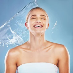 Smiling-woman-with-water-splash